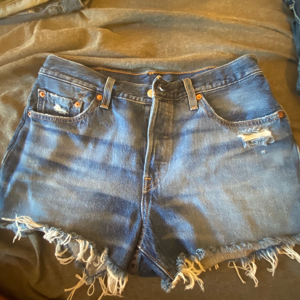 Medium wash Levi shorts button fly